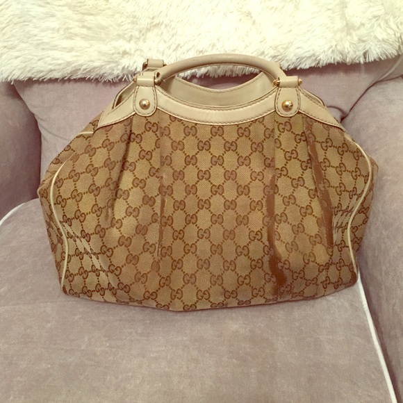 Gucci Handbags - Authentic Gucci purse.